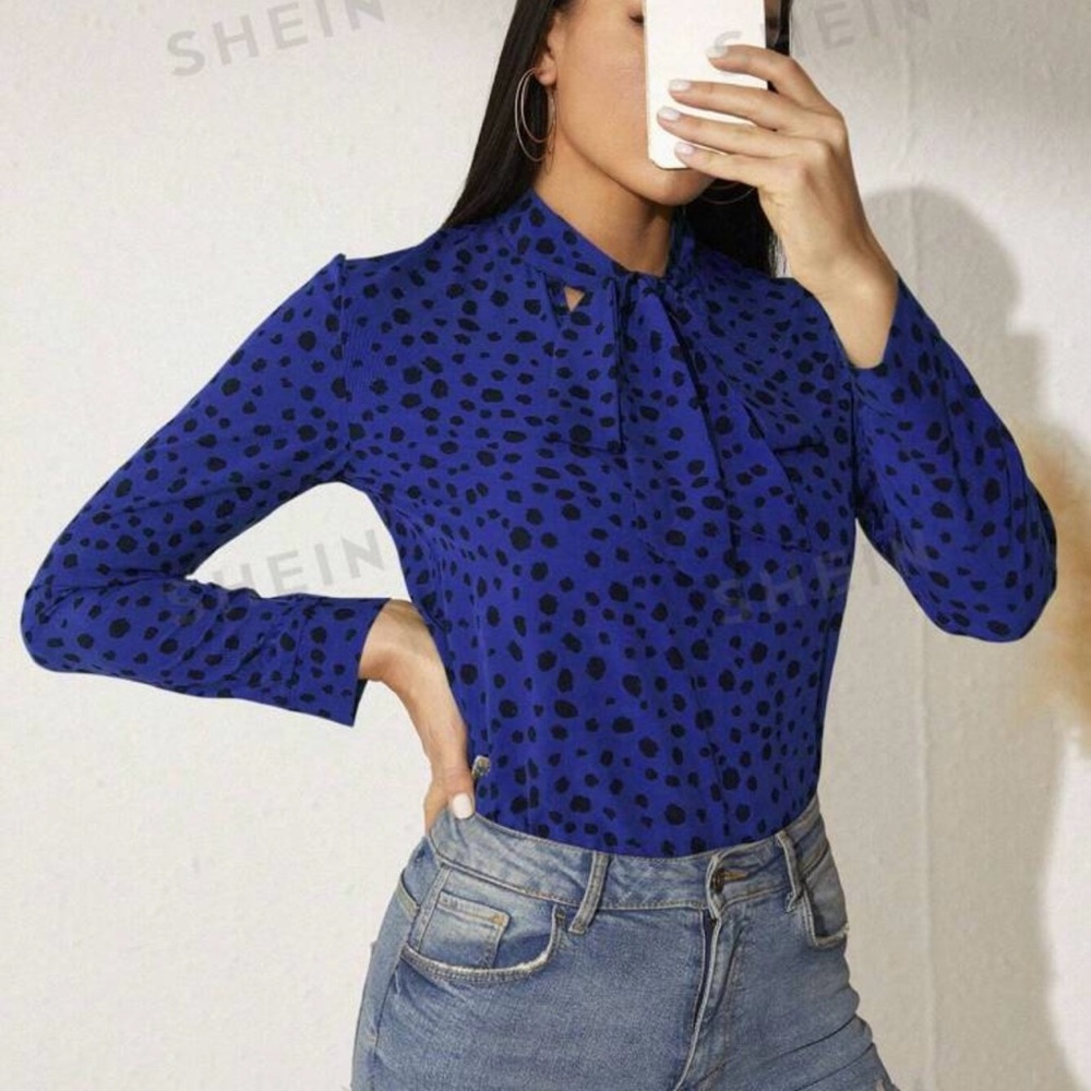 Very Classy Long-Sleeve Blouse With Tied Collar And All-Over Print. Size M